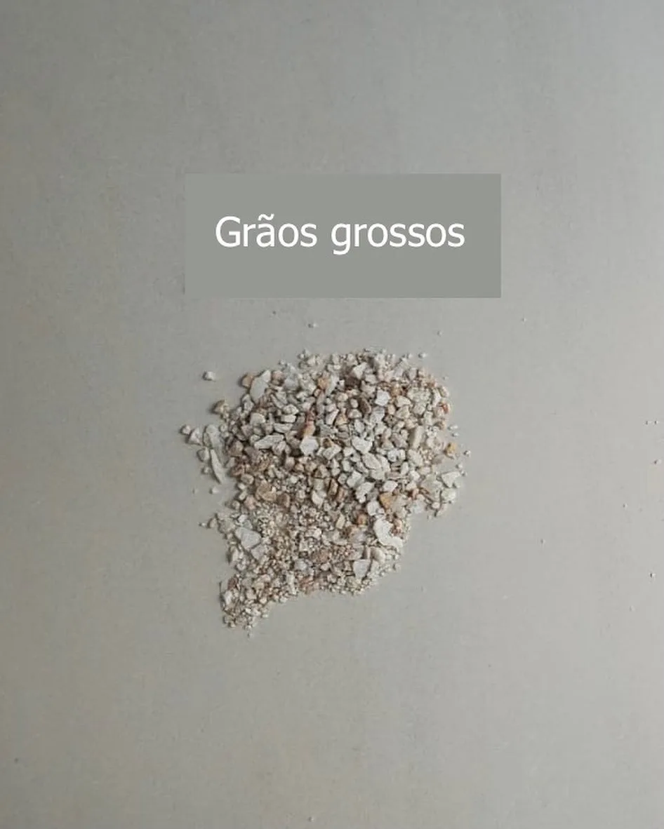 Amostra de areia de grãos grossos, que causa desconforto